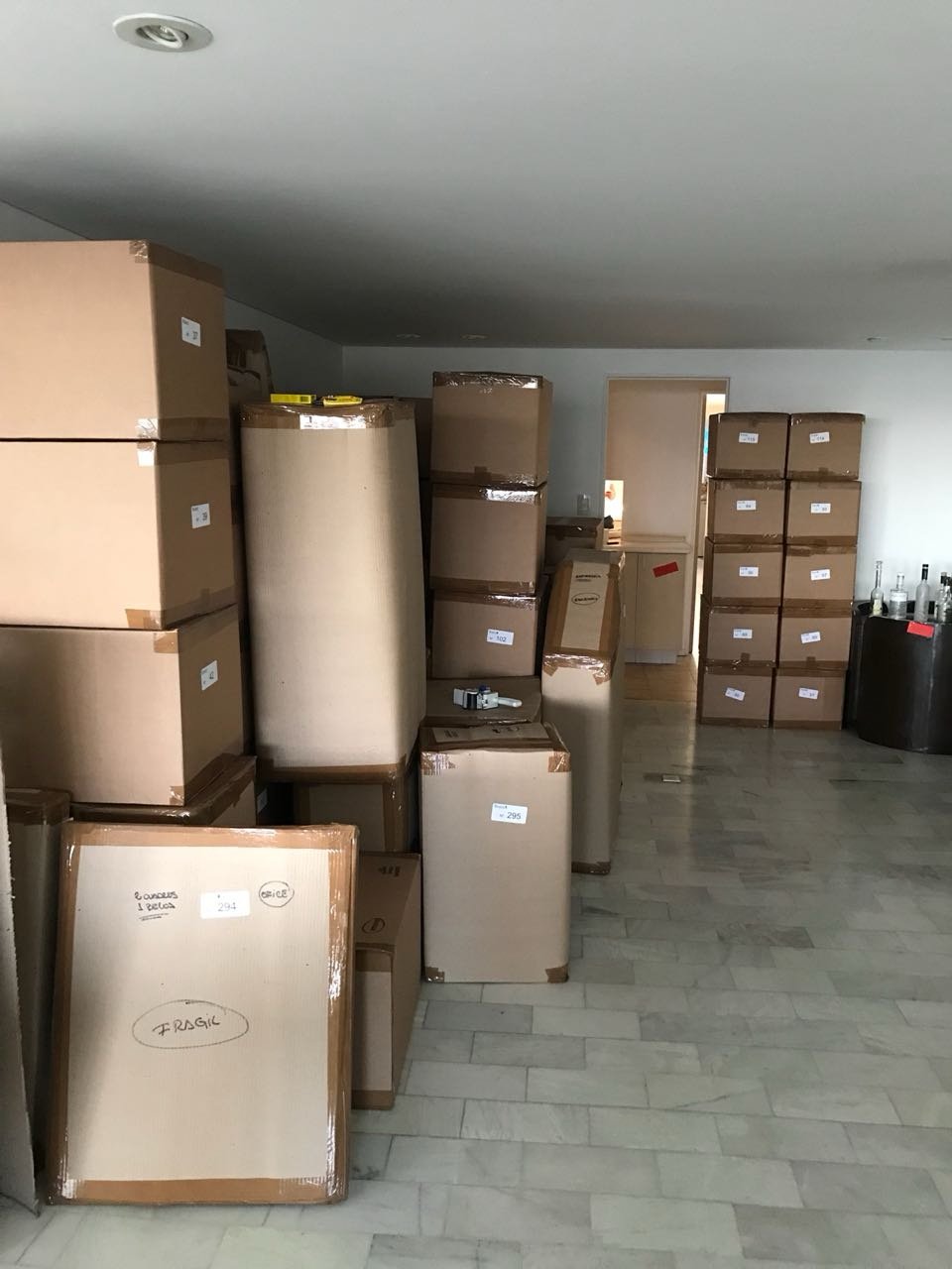 Mudanza particular con muebles y cajas embalados y protegidos